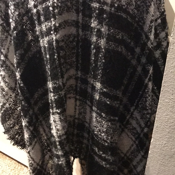 Shawl Wrap Black White Lightweights OS NEW FINAL SALE - Picture 7 of 8